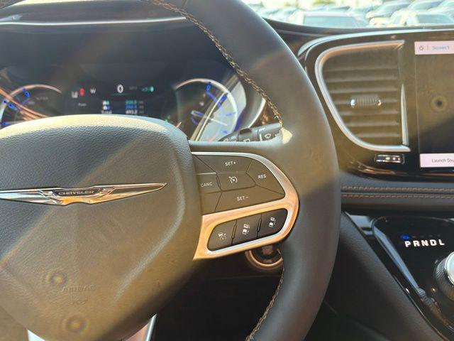 Photo of 2023 Bright White Clearcoat Chrysler Pacifica
