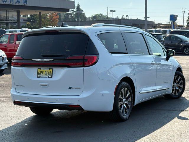 Photo of 2023 Bright White Clearcoat Chrysler Pacifica