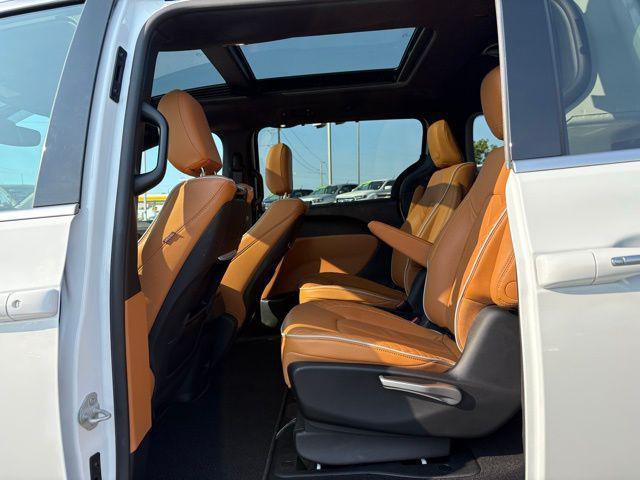 Photo of 2023 Bright White Clearcoat Chrysler Pacifica