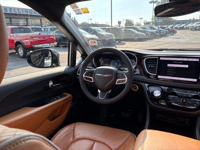 Photo of 2023 Bright White Clearcoat Chrysler Pacifica