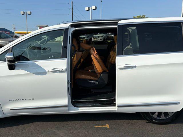 Photo of 2023 Bright White Clearcoat Chrysler Pacifica
