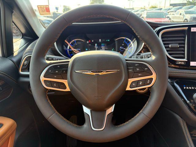 Photo of 2023 Bright White Clearcoat Chrysler Pacifica