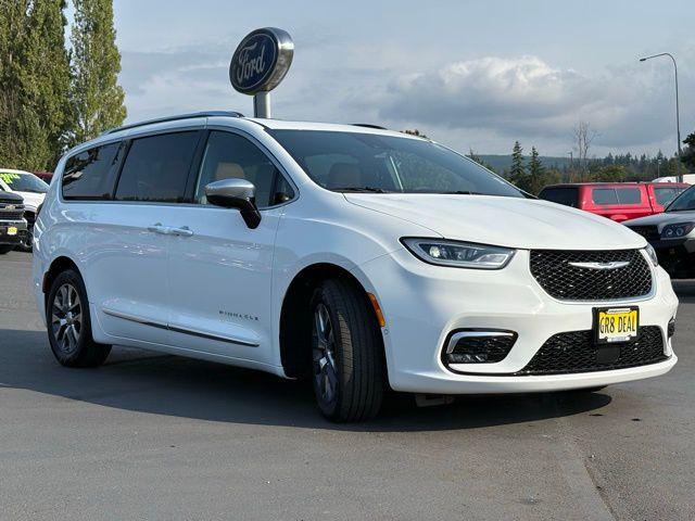 Photo of 2023 Bright White Clearcoat Chrysler Pacifica