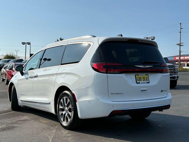 Photo of 2023 Bright White Clearcoat Chrysler Pacifica