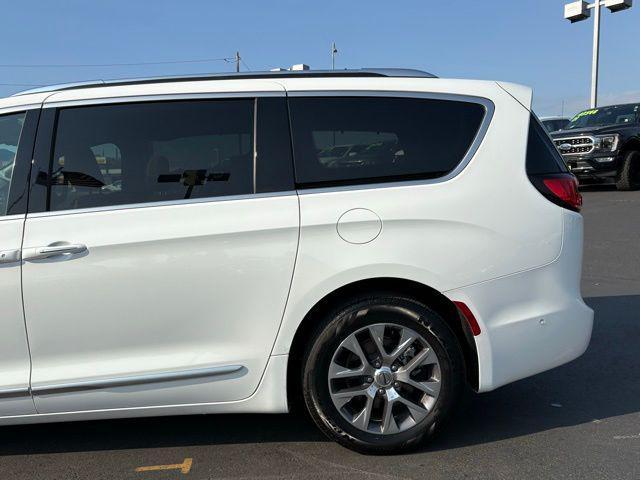 Photo of 2023 Bright White Clearcoat Chrysler Pacifica