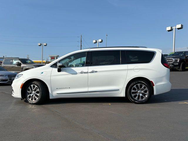 Photo of 2023 Bright White Clearcoat Chrysler Pacifica
