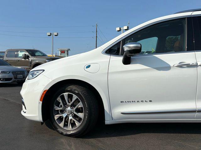 Photo of 2023 Bright White Clearcoat Chrysler Pacifica