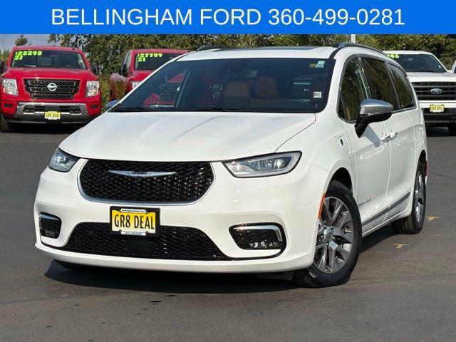 Photo of 2023 Bright White Clearcoat Chrysler Pacifica