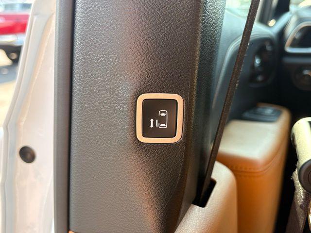 Photo of 2023 Bright White Clearcoat Chrysler Pacifica