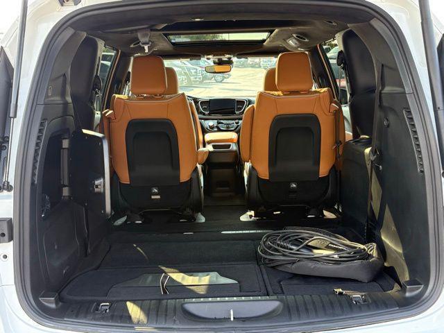 Photo of 2023 Bright White Clearcoat Chrysler Pacifica