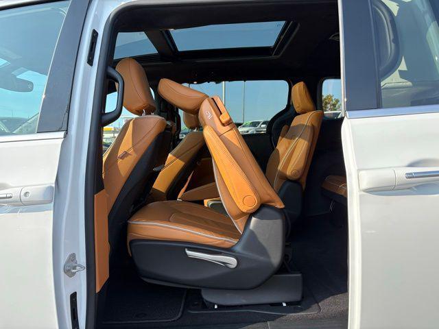 Photo of 2023 Bright White Clearcoat Chrysler Pacifica
