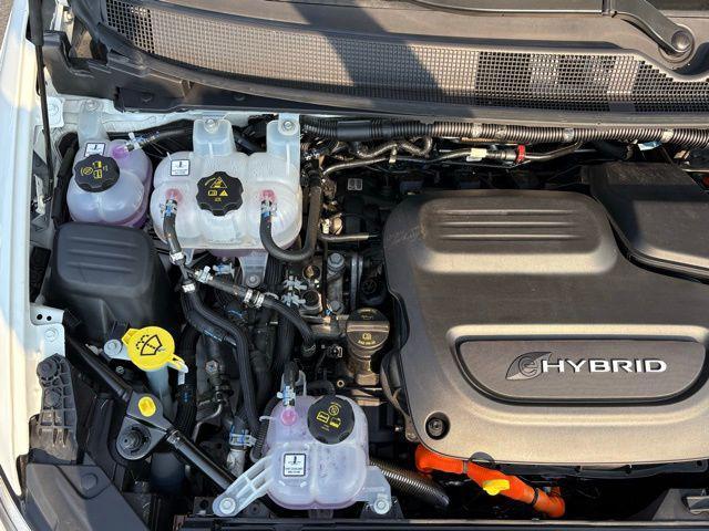 Photo of 2023 Bright White Clearcoat Chrysler Pacifica