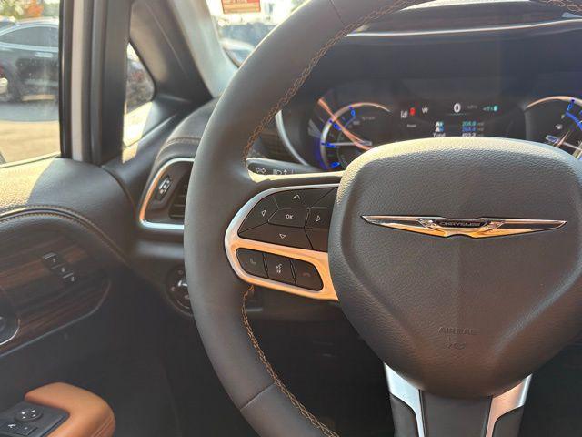 Photo of 2023 Bright White Clearcoat Chrysler Pacifica