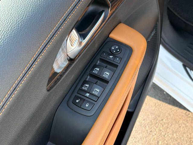 Photo of 2023 Bright White Clearcoat Chrysler Pacifica