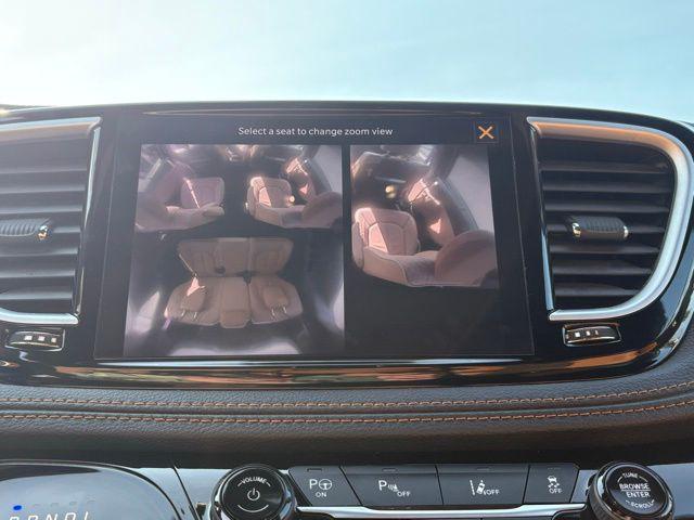 Photo of 2023 Bright White Clearcoat Chrysler Pacifica