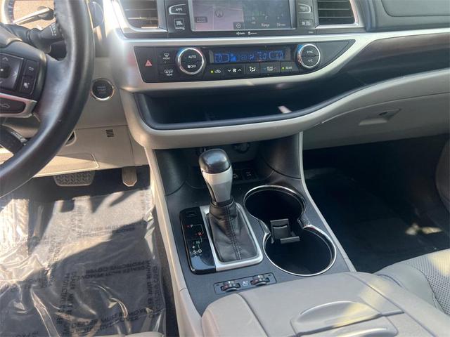 Photo of 2015 Silver Sky Metallic Toyota Highlander