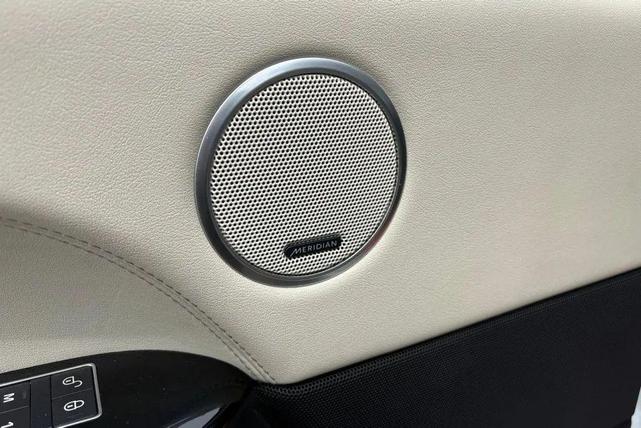 Photo of 2016 White Land Rover Range Rover