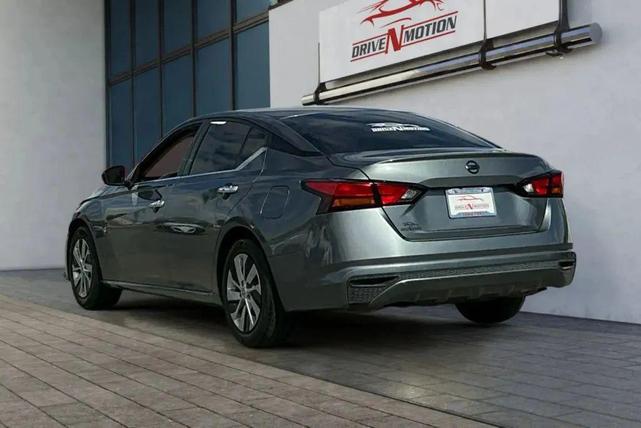 Photo of 2021 Gun Metallic Nissan Altima