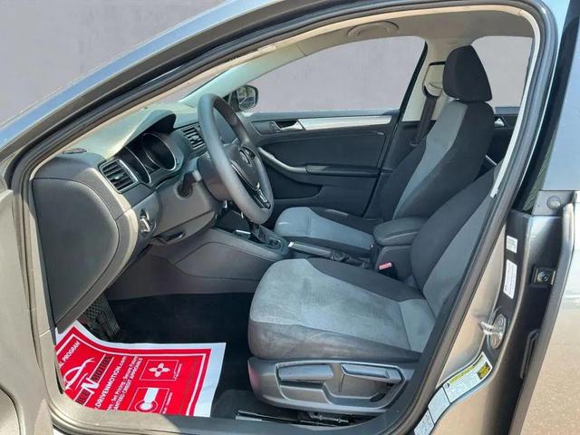 Photo of 2017 Platinum Gray Metallic Volkswagen Jetta