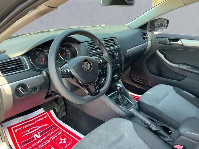 Photo of 2017 Platinum Gray Metallic Volkswagen Jetta
