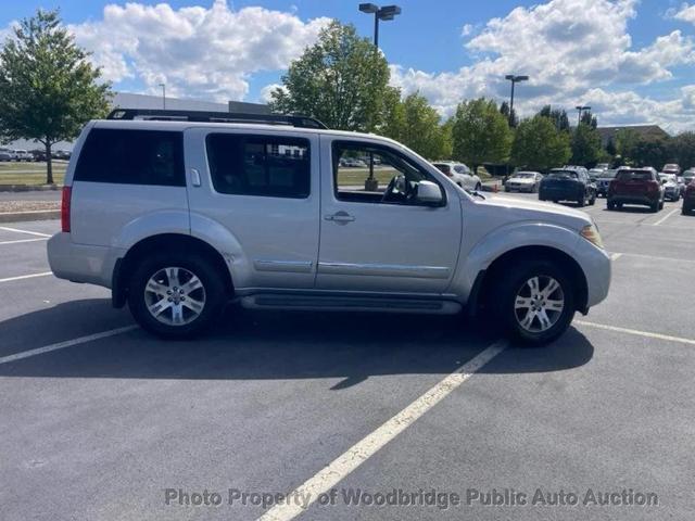 Photo of 2011 Silver Lightning Metallic Nissan Pathfinder
