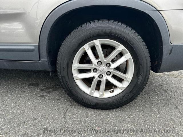 Photo of 2014 Bright Silver Kia Sorento