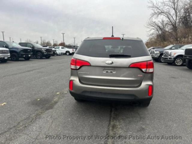 Photo of 2014 Bright Silver Kia Sorento