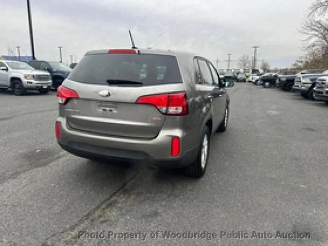 Photo of 2014 Bright Silver Kia Sorento