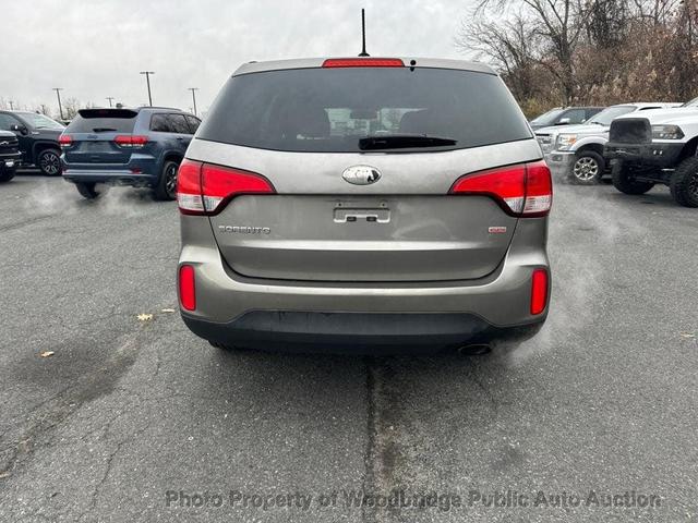 Photo of 2014 Bright Silver Kia Sorento