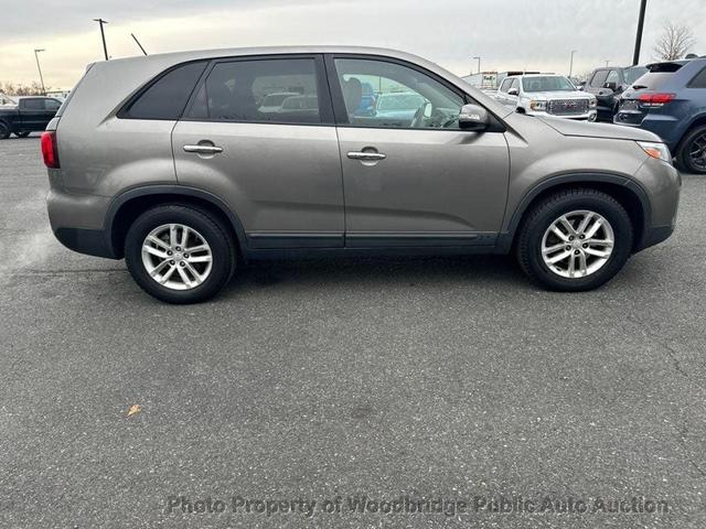 Photo of 2014 Bright Silver Kia Sorento