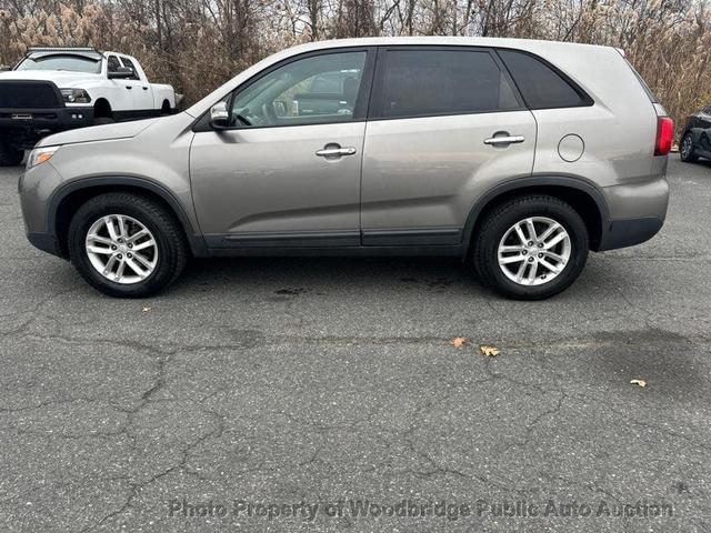 Photo of 2014 Bright Silver Kia Sorento
