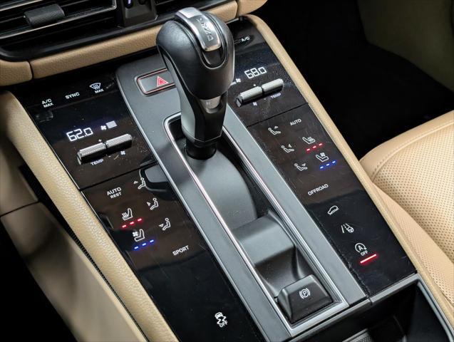 Photo of 2022 White Porsche Macan