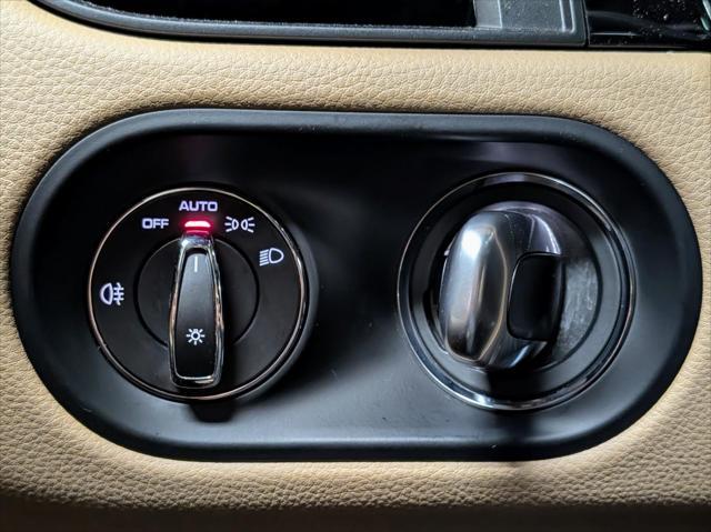 Photo of 2022 White Porsche Macan