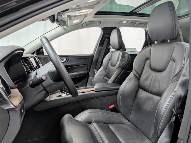 Photo of 2023 Onyx Black Metallic Volvo XC60