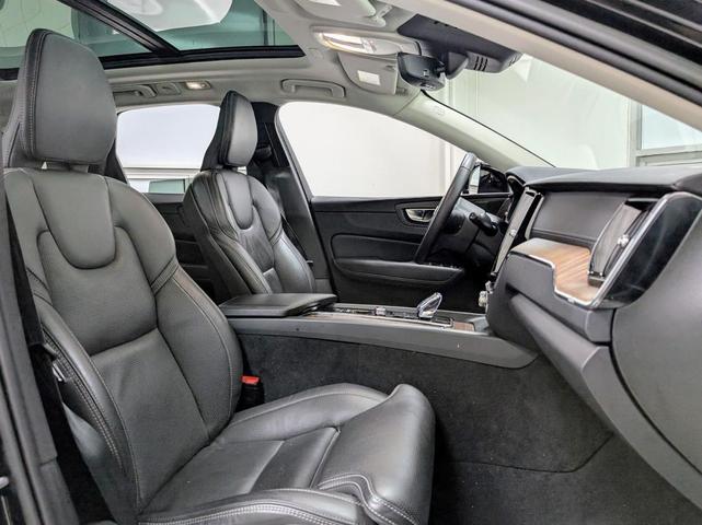 Photo of 2023 Onyx Black Metallic Volvo XC60