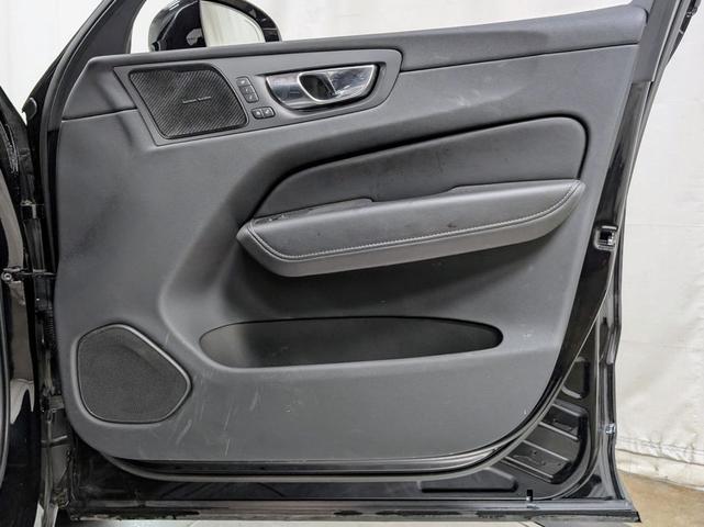 Photo of 2023 Onyx Black Metallic Volvo XC60