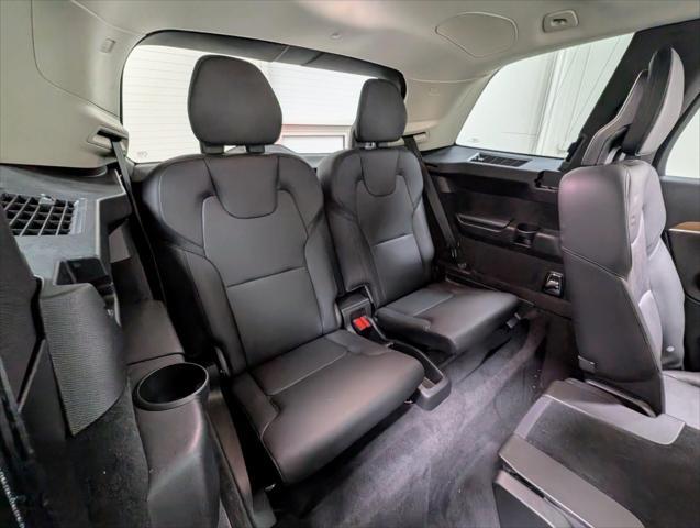 Photo of 2022 Crystal White Metallic Volvo XC90