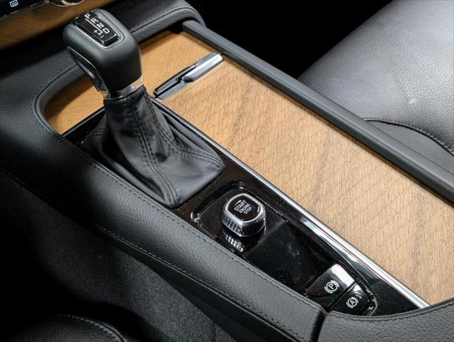 Photo of 2022 Crystal White Metallic Volvo XC90