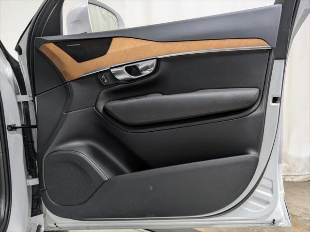 Photo of 2022 Crystal White Metallic Volvo XC90