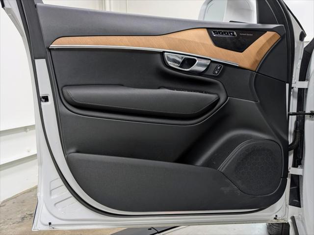 Photo of 2022 Crystal White Metallic Volvo XC90