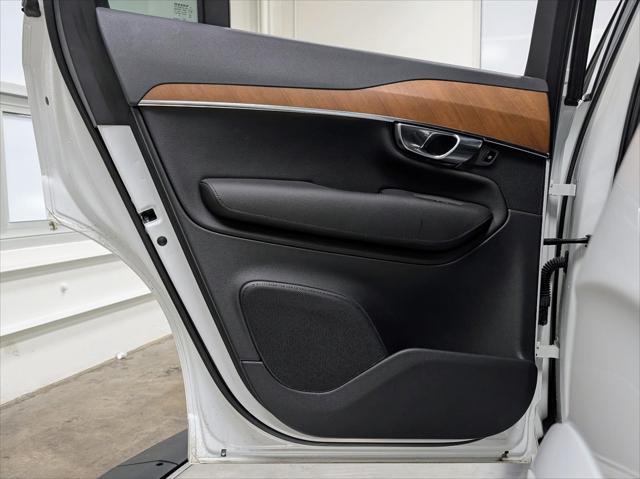 Photo of 2022 Crystal White Metallic Volvo XC90