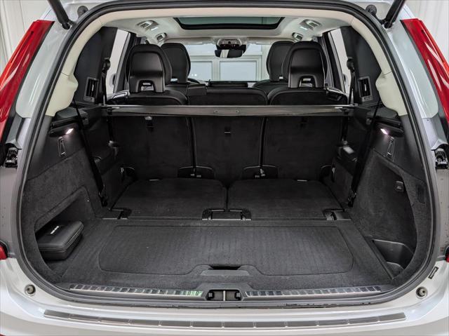 Photo of 2022 Crystal White Metallic Volvo XC90