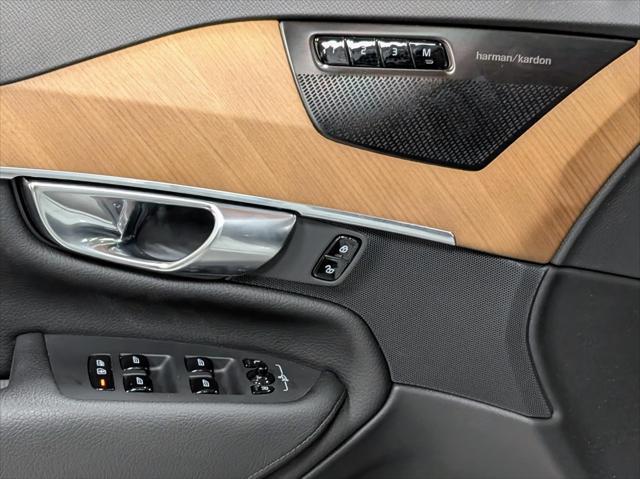 Photo of 2022 Crystal White Metallic Volvo XC90