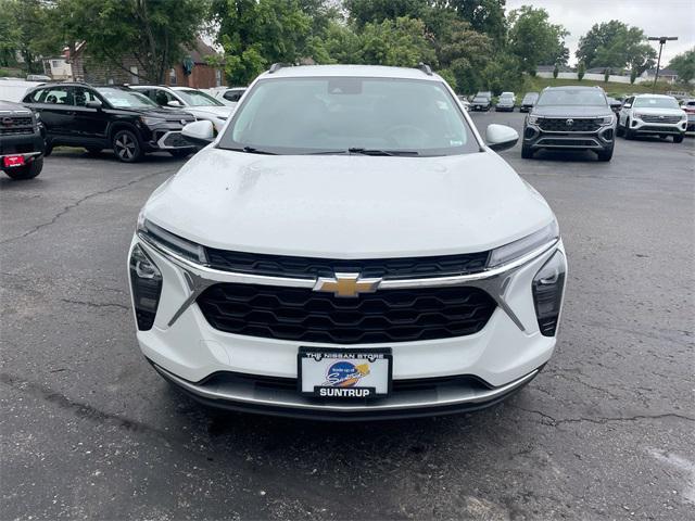 Photo of 2024 Summit White Chevrolet Trax