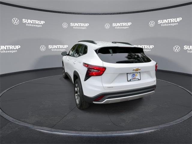 Photo of 2024 Summit White Chevrolet Trax