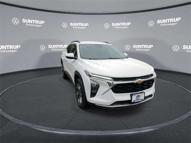 Photo of 2024 Summit White Chevrolet Trax