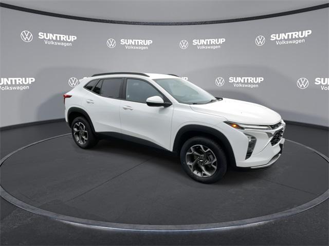 Photo of 2024 Summit White Chevrolet Trax