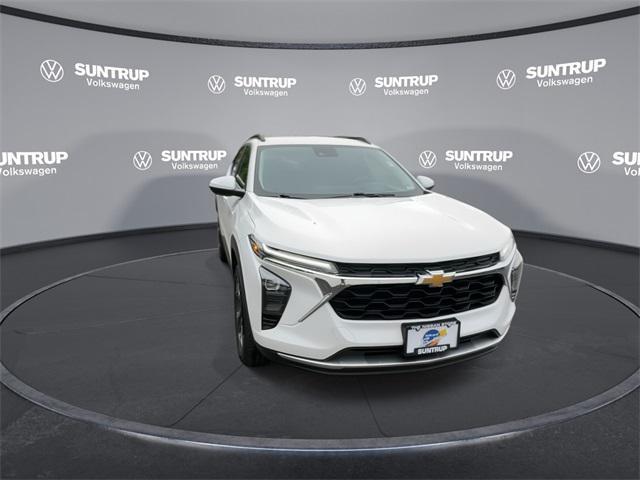 Photo of 2024 Summit White Chevrolet Trax