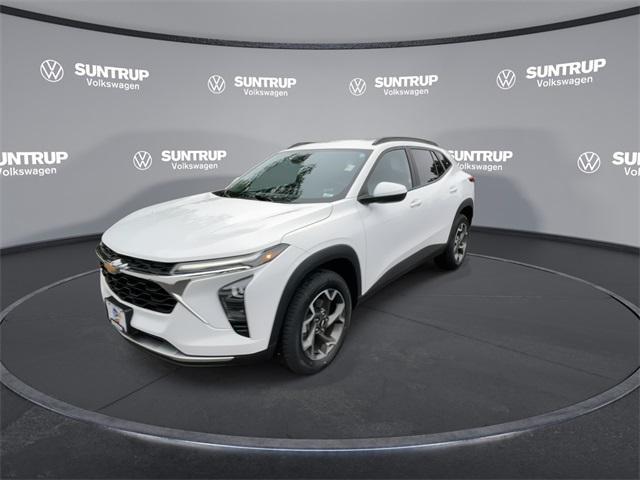Photo of 2024 Summit White Chevrolet Trax