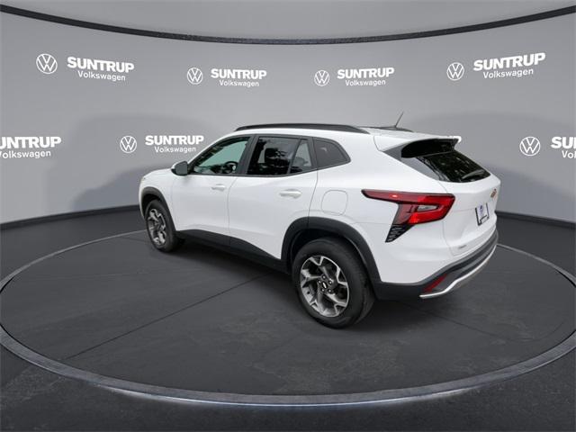 Photo of 2024 Summit White Chevrolet Trax